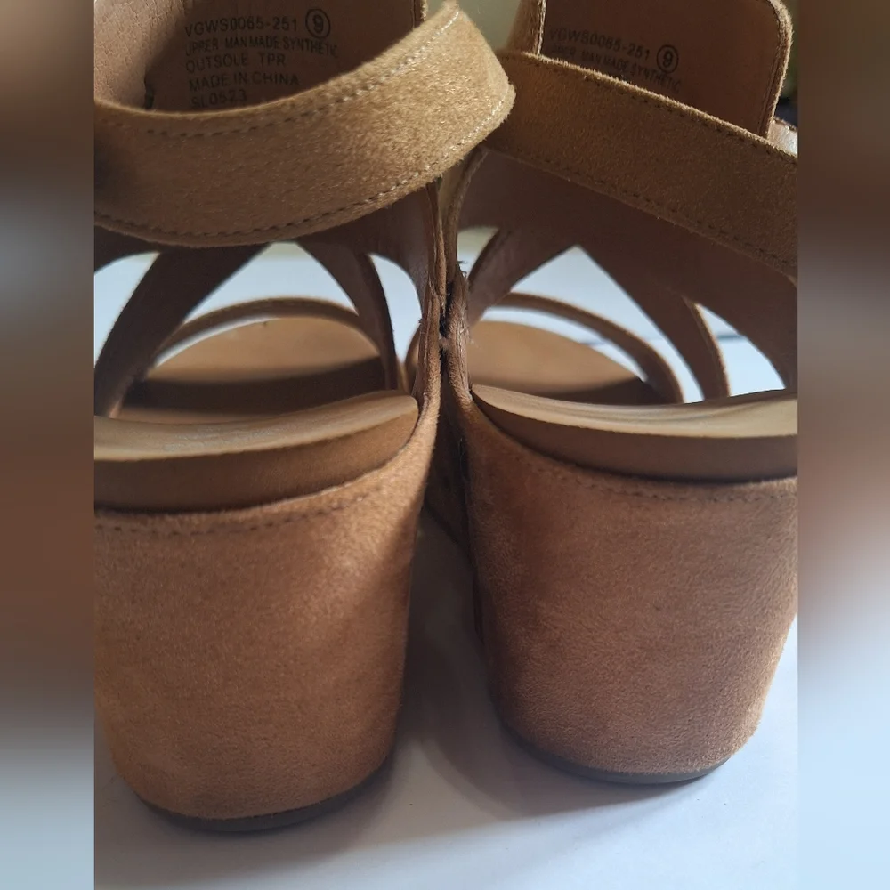 Very G Vector Shimmer Tan Studded Buckle Up Wedge Sandals Size 9 Soft Cushion - Picture 2 of 10